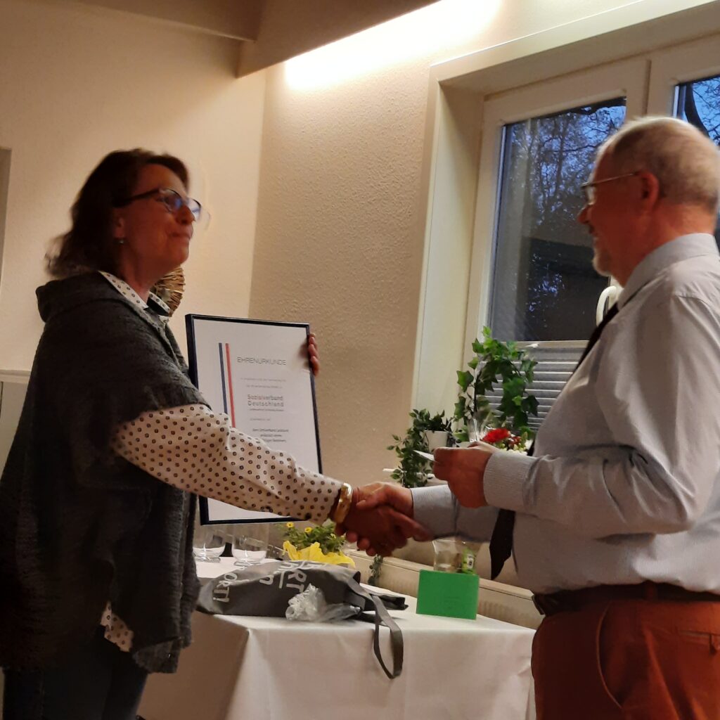 Kreisvorsitzende P.Lenius - Hemstedt dankt W.Dix zum 75 Jubiläum